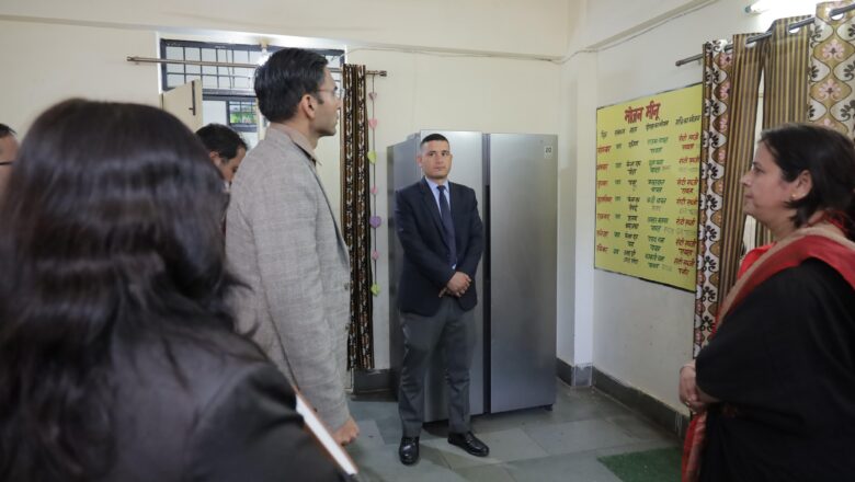    डीएम सविन बंसल ने प्रत्येक स्कूल के प्रधानाचार्य को ₹1 करोड़ की फ्लेक्सिबल धनराशि व्यय हेतु सौंपी।
