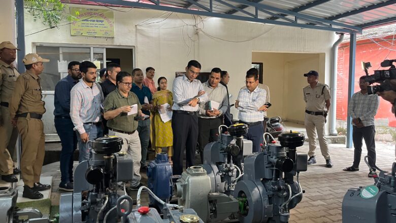 डीएम सविन बंसल ने 30 लाख की लागत से 17 हाई प्रेशर डी-वाटरिंग पंप खरीदे, संबंधित एजेंसियों को किए हैंडओवर