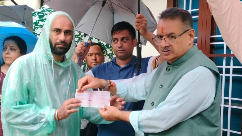मंत्री गणेश जोशी ने दून विहार क्षेत्र में बारिश से प्रभावित लोगों को राहत स्वरूप तात्कालिक सहायता राशि के चेक भी वितरित किए      