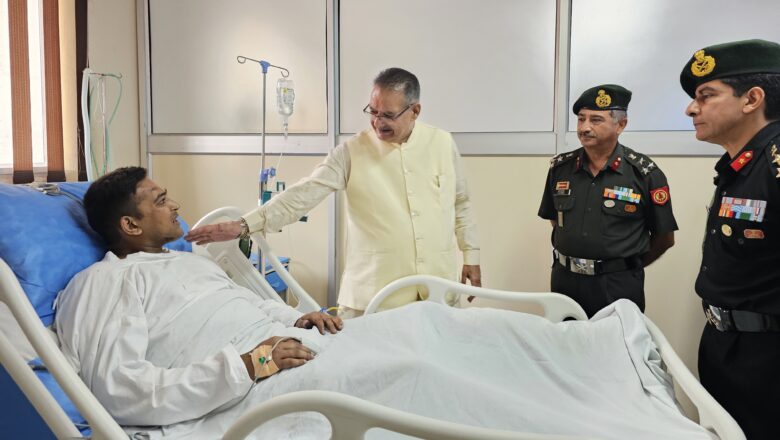संकट की घड़ी में सरकार आपके साथ है” – सैनिकों से मिलकर बोले मंत्री गणेश जोशी, बेहतर इलाज के निर्देश