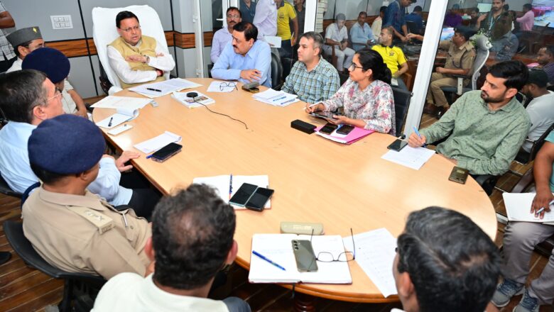 आपदा प्रभावित क्षेत्र में मूलभूत सुविधाओं विद्युत, पेयजल आपूर्ति , संचार कनेक्टीविटी को युद्धस्तर पर अभियान चलाकर करे बहाल : धामी 