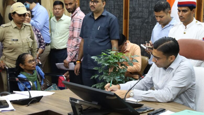 81 वर्षीय राममूर्ति की पीड़ा पर डीएम का संज्ञान—पुत्र व पुत्रवधु द्वारा मारपीट के मामले में तत्काल भरण-पोषण अधिनियम के तहत कार्यवाही के निर्देश