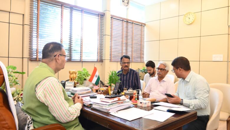 मंत्री जोशी ने कहा कि बरसात के कारण बंद हुई सड़कों को प्राथमिकता के आधार पर युद्धस्तर पर खोला जाए   