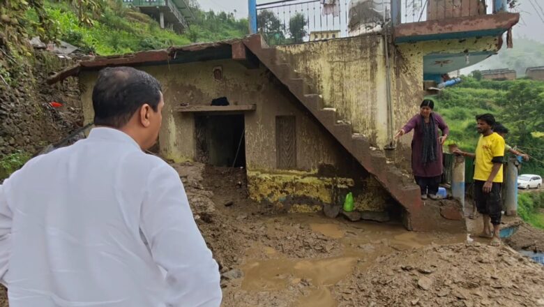 सांसद बलूनी ने कहा कि आपदा में क्षतिग्रस्त हुए घरों, सड़क और पुल को पुनः शीघ्र-अतिशीघ्र बनाया जाएगा और इसके अलावा भी हर सम्भव मदद पहुंचाने का कार्य करेंगे      