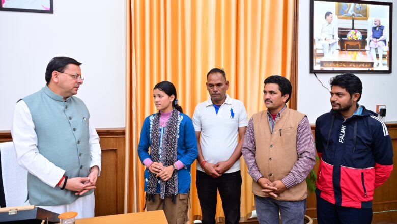 मुख्यमंत्री धामी से सारकोट की ग्राम प्रधान ने गांव में जंगली जानवरों से सुरक्षा हेतु सोलर फेंसिंग की रखी मांग   
