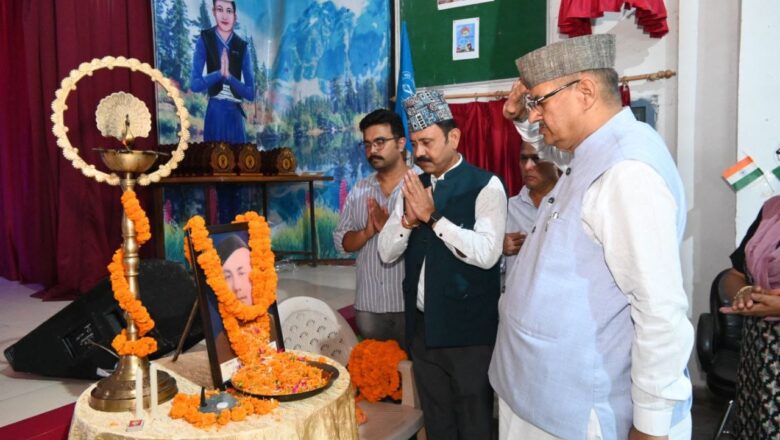 मेजर दुर्गा मल्ल की शहादत को किया गया नमन – पुष्पांजलि, देशभक्ति गीतों और मौन श्रद्धांजलि के बीच गूँजी आज़ादी के पराक्रमी सेनानी की गाथा