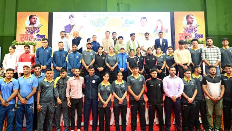 मुख्यमंत्री धामी ने खेल स्पर्धाओं में पदक जीतने वाले खिलाड़ियों मानसी नेगी को खेल विभाग और मोहम्मद अरशद को पुलिस विभाग में आउट ऑफ टर्न नियुक्ति पत्र भी प्रदान किए