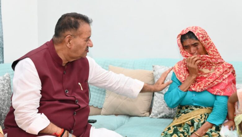 मंत्री गणेश जोशी ने दिवंगत हवलदार के परिवारजनों को सांत्वना देते हुए उन्हें ढांढस बंधाया और हर संभव सहयोग का आश्वासन दिया   