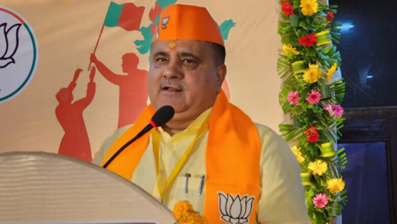 भाजपा अध्यक्ष महेंद्र भट्ट का सवाल आखिरकार कांग्रेस के हाथ मे 15 निर्वाचित सदस्यों के प्रमाण पत्र कैसे हाथ मे आये, क्योकि वह मतदाताओं के हाथ रहने चाहिए थे   