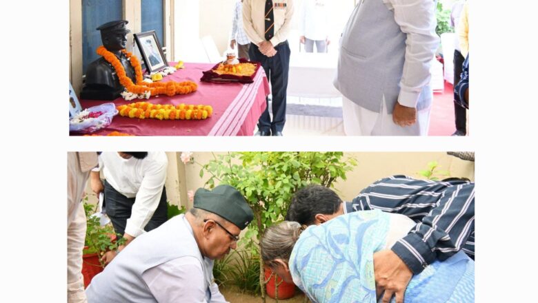 मंत्री जोशी ने शहीद के चित्र पर माल्यार्पण कर श्रद्धांजलि अर्पित की तथा उनके आंगन की पवित्र मिट्टी का ताम्रकलश में संग्रहण किया।   