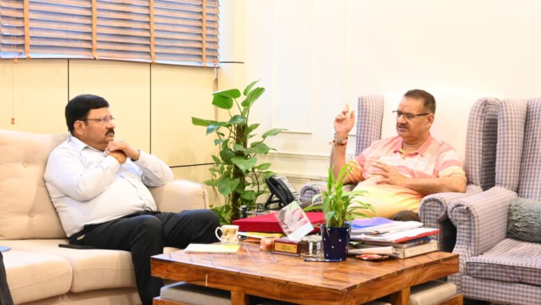 अक्टूबर माह में आयोजित होने वाली शहीद सम्मान यात्रा की तैयारियों की समीक्षा करते सैनिक कल्याण मंत्री गणेश जोशी
