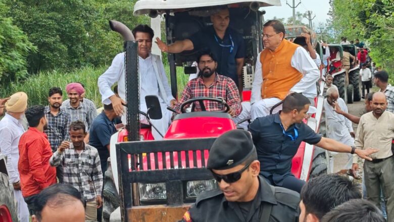 आपदा की घड़ी में जनसेवा का अद्भुत उदाहरण पेश करते हुए मुख्यमंत्री पुष्कर सिंह धामी ट्रैक्टर से पहुँचे लक्सर, जलमग्न क्षेत्रों का किया स्थलीय निरीक्षण और प्रभावितों को दिया हर संभव सहायता का भरोसा