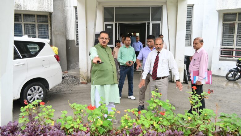 मंत्री गणेश जोशी ने आज देहरादून के कालिदास मार्ग स्थित राज्य स्तरीय सैनिक विश्राम गृह के जीर्णाेद्धार कार्यों का स्थलीय निरीक्षण किया
