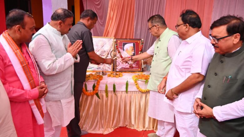 मंत्री जोशी ने सबसे पहले पंतनगर कृषि विश्वविद्यालय परिसर स्थित पंडित पंत की प्रतिमा पर पुष्पांजलि अर्पित की।