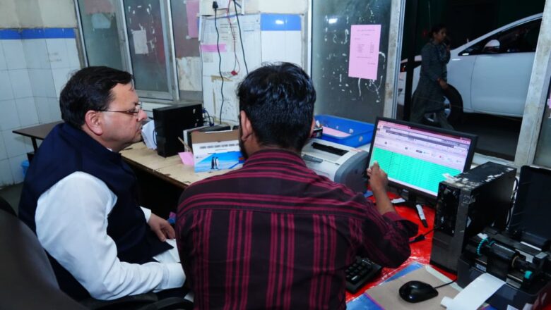 मुख्यमंत्री ने हेल्प डेस्क पर तैनात कर्मचारियों से योजना की कार्यप्रणाली, लाभार्थियों को दी जा रही सहायता, कार्ड बनाने की प्रक्रिया, मरीजों के क्लेम की स्थिति तथा जनसामान्य को प्रदान की जा रही सुविधा संबंधी जानकारी प्राप्त की