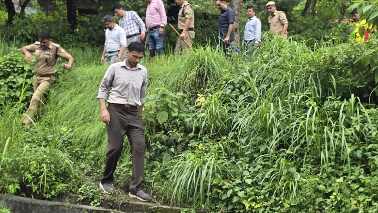 प्रभावित क्षेत्रों में पैदल पहुंचे जिलाधिकारी सविन बंसल – कहा पीड़ित परिवार सुरक्षित स्थान पर शिफ्ट हों, किराया सहायता जिला प्रशासन देगा।