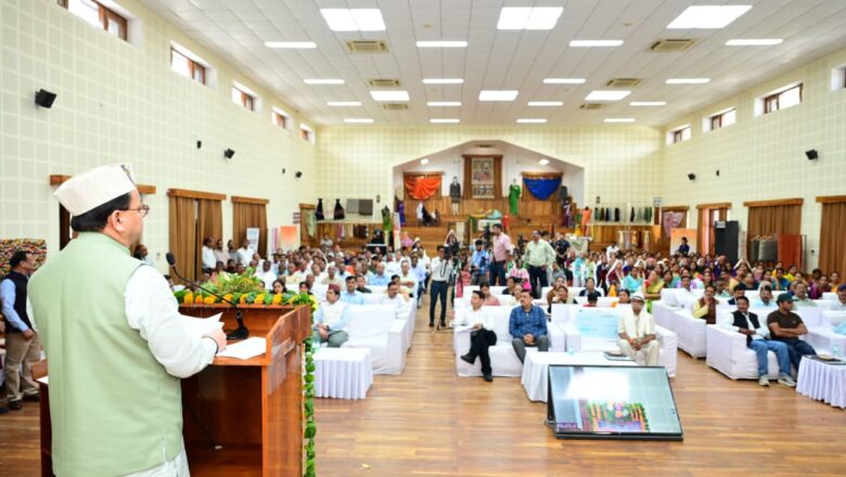 उत्तरकाशी, अल्मोड़ा, बागेश्वर, नैनीताल और चमोली के शिल्पकारों को सम्मानित कर मुख्यमंत्री ने कहा – उत्तराखंड के कारीगर लोकल टू ग्लोबल की अवधारणा को साकार कर रहे हैं