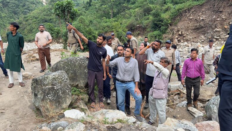 क्षतिग्रस्त सिंचाई नहर और पेयजल लाइनों को तत्काल बहाल करने के निर्देश; किसानों की फसल बचाने पर डीएम का जोर