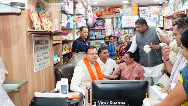 देश भर में GST दरों में मिली छूट से लोगों में ख़ुशी की लहर