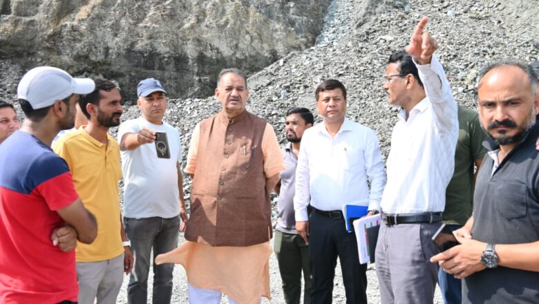 मंत्री गणेश जोशी ने अधिकारियों को स्पष्ट निर्देश दिए कि क्षतिग्रस्त सड़क की मरम्मत एवं पुनर्निर्माण का कार्य समयबद्ध तरीके से पूरा किया जाए   