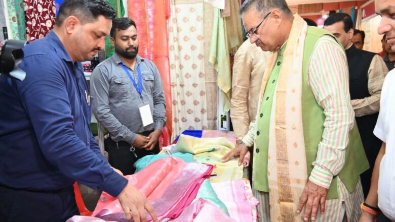 मंत्री जोशी ने अवलोकन के दौरान उनके द्वारा सेलाकुई में दिए गए पॉवरलूम द्वारा तैयार की गई साड़ियों पर प्रसन्नता व्यक्त की   