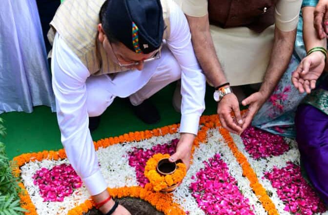 मुख्यमंत्री ने कहा कि राज्य सरकार द्वारा देहरादून के गुनियाल गाँव मे शौर्य स्थल (सैन्य धाम) का निर्माण कराया गया है जिसमें प्रदेश के सभी शहीद सैनिकों के घर-आँगन की पवित्र मिट्टी स्थापित की जा रही है