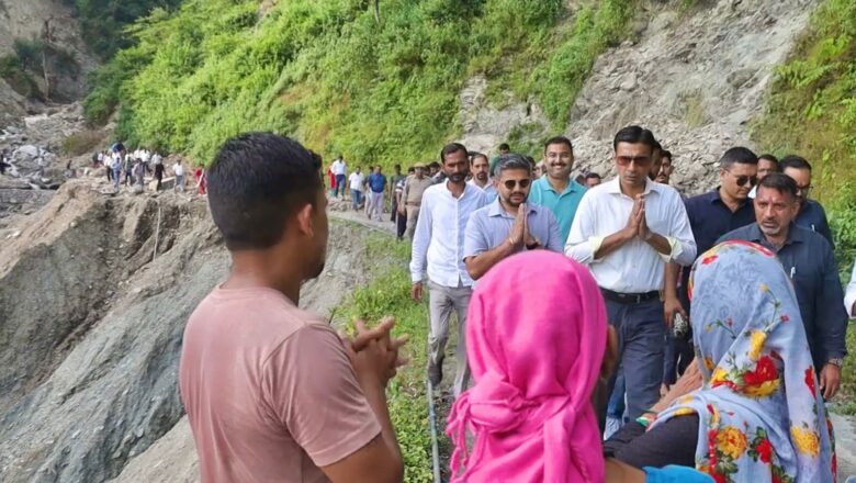 जिलाधिकारी सविन बंसल ने आपदाग्रस्त क्षेत्र में भीतरली, कंडरियाना क्षेत्र में भ्रमण कर क्षेत्रवासियों की समस्या को सुना तथा अधिकारियों को युद्धस्तर पर कार्य करते हुए जनजीवन सामान्य बनाने के निर्देश दिए   