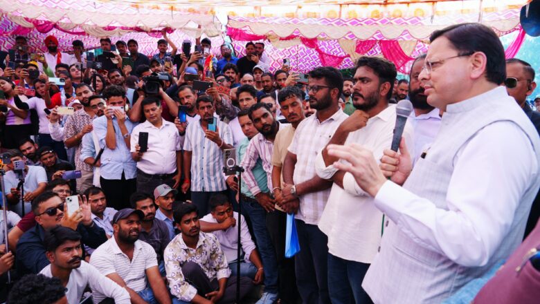 कार्यालय छोड़कर सीधा धरना स्थल – धामी ने दिखाया कि असली नेता जनता के बीच होता है