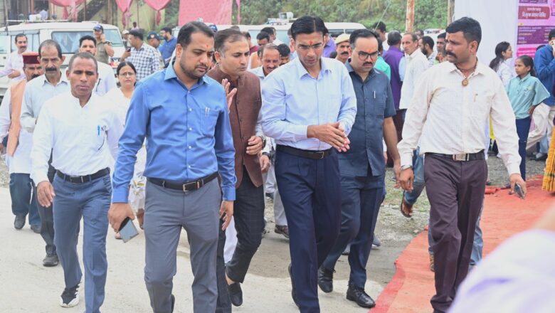 उबड- खाबड, पहाड़ी सड़क के फेर; धुंध भरे मौसम के बीच प्रशासनिक अमले संग डीएम उटैल-बैसोगिलानी जनता के द्वार पंहुचे।
