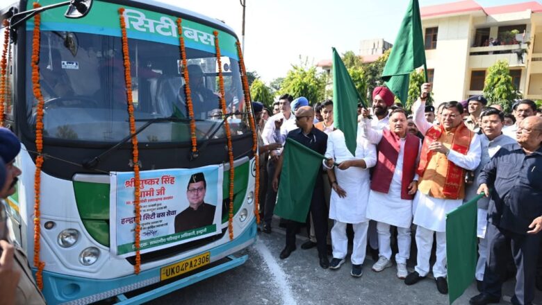 मुख्यमंत्री ने सर्किट हाउस परिसर से हरी झंडी दिखाकर बसों को रवाना किया      
