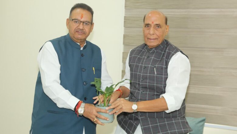 मंत्री गणेश जोशी ने रक्षा मंत्री राजनाथ सिंह को दी उत्तराखण्ड की सैनिक कल्याण योजनाओं की विस्तृत जानकारी।         
