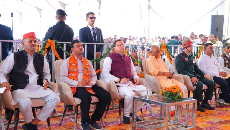 मुख्यमंत्री सहित उपस्थित जनसमूह ने प्रधानमंत्री नरेंद्र मोदी जी के मन की बात कार्यक्रम को सुना