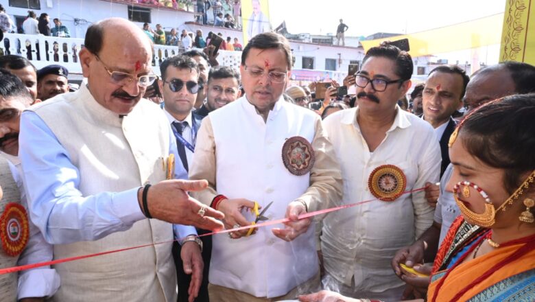 मुख्यमंत्री ने विकास प्रर्दशनी का उद्घाटन, विभिन्न विभागों द्वारा स्थापित स्टालों का निरीक्षण तथा अमर शहीदों की मूर्तियों एवं स्वतंत्र संग्राम शहीद स्मारक पर मल्यार्पण किया गया      