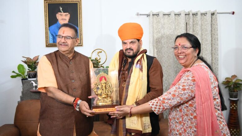 मंत्री जोशी ने कहा कि बृजभूषण सिंह का अनुभव और जनसेवा के प्रति समर्पण हम सभी के लिए प्रेरणास्रोत है   