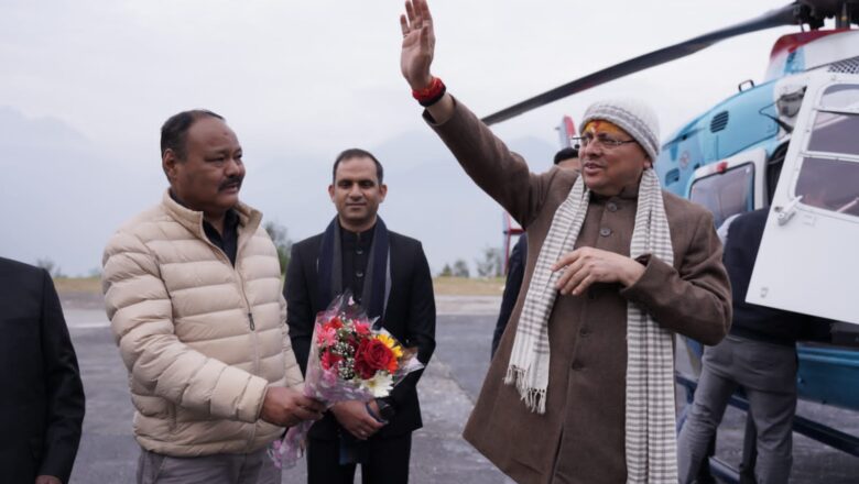 विकासखंड मुनस्यारी के एक दिवसीय दौरे पर पहुंचे मुख्यमंत्री धामी का मुनस्यारी हेलीपैड (राजकीय कन्या इंटर कॉलेज जी.जी.आई.सी.) पहुंचने पर जिलाधिकारी आशीष कुमार भटगांई ने पुष्पगुच्छ भेंट कर हार्दिक स्वागत किया      
