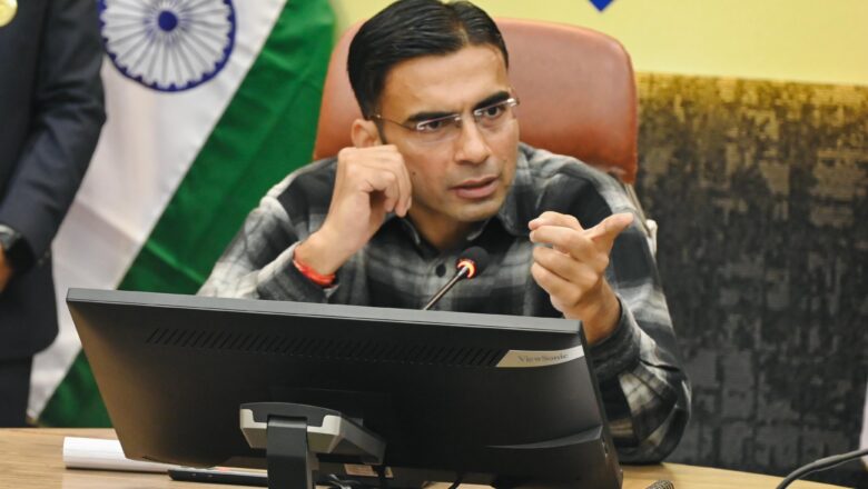 डीएम ने स्थल व्यवस्थाओं, सुरक्षा प्रबंध, यातायात नियंत्रण, पार्किंग, वीआईपी मूवमेंट, मीडिया प्रबंधन, विद्युत, पेयजल, स्वच्छता, चिकित्सा एवं आपात सेवाओं से संबंधित व्यवस्थाओं की बिंदुवार समीक्षा की