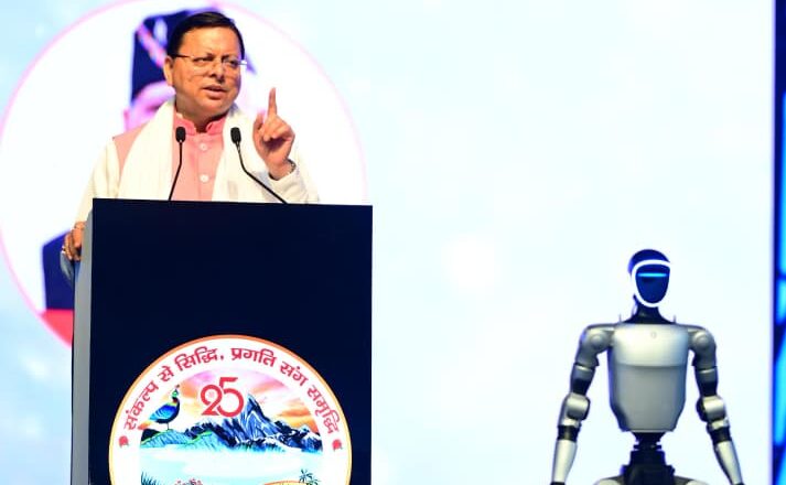 मुख्यमंत्री पुष्कर सिंह धामी ने देवभूमि रजत उत्सव में एआई रोबोट द्वारा डिजिटल इंडिया की गाथा प्रस्तुत कर तकनीक और परंपरा के संगम को प्रदर्शित किया।