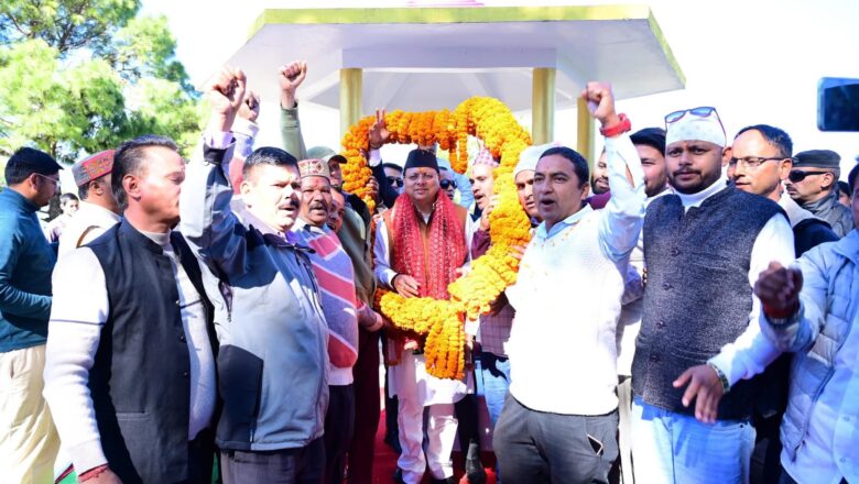 मुख्यमंत्री धामी ने कहा कि प्रधानमंत्री नरेंद्र मोदी जी के आग्रह के अनुसार, प्रत्येक उत्तराखंडवासी को अपने पैतृक गांव में अपने घरों को फिर से संवारना होगा