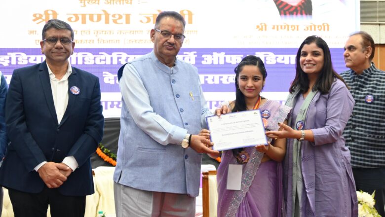मंत्री गणेश जोशी ने प्रशिक्षण पूर्ण कर चुके अभ्यर्थियों को प्रमाण पत्र एवं मेडल प्रदान कर सम्मानित भी किया