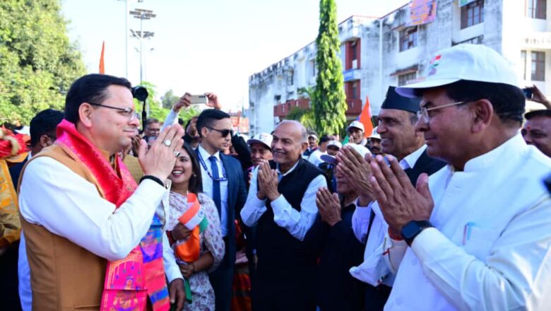 मुख्यमंत्री धामी ने बोहराहगोठ में पीटीआई संपादक निर्मल पाठक के सुपुत्र के विवाह समारोह में पहुँचकर नवयुगल को आशीर्वाद दिया