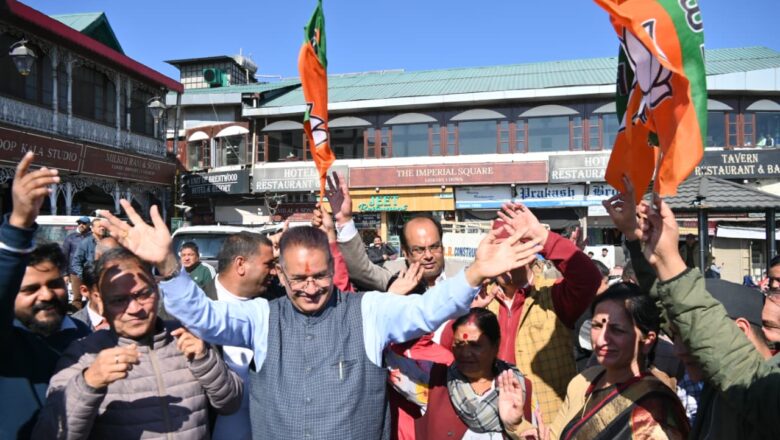 भाजपा की बिहार में मिली ऐतिहासिक जीत पर मसूरी में मिठाई बांटते गणेश जोशी बोले—अभद्र टिप्पणियों का जवाब बिहार की जनता ने वोटों से दे दिया