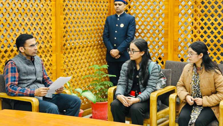 मकान और पढ़ाई बचाने की जद्दोजहद; प्रशासन ने बढ़ाया हाथ, जल्द होगी कर्ज़-माफी का हल