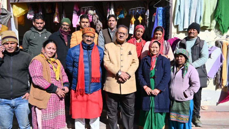 मंत्री गणेश जोशी ने माणा बाजार का भ्रमण किया, जहां उन्होंने स्थानीय लोगों, तीर्थयात्रियों एवं दुकानदारों से मुलाकात कर उनकी समस्याओं व सुझावों पर संवाद किया